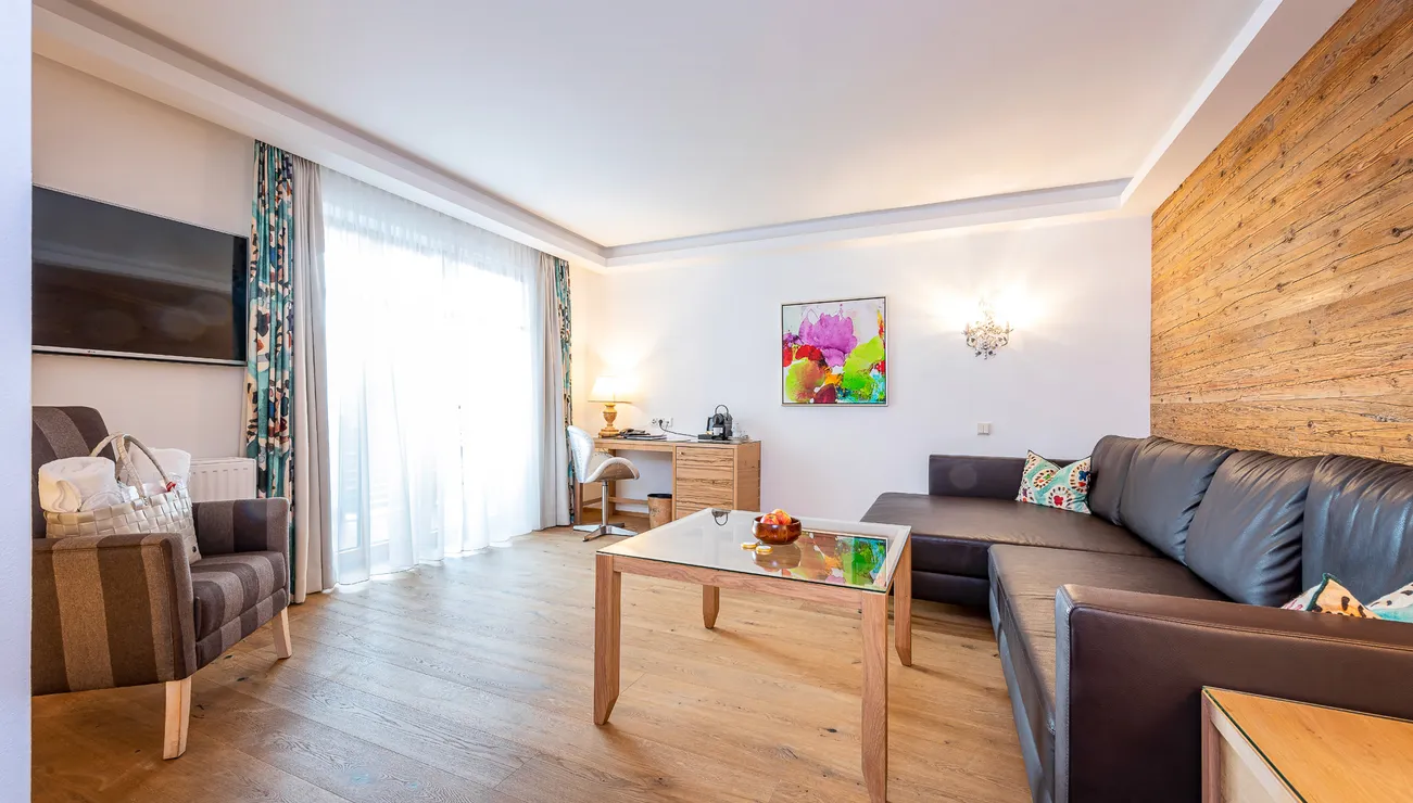 Wohnraum in der Suite Deluxe Family 1 im Hotel das Neuhaus