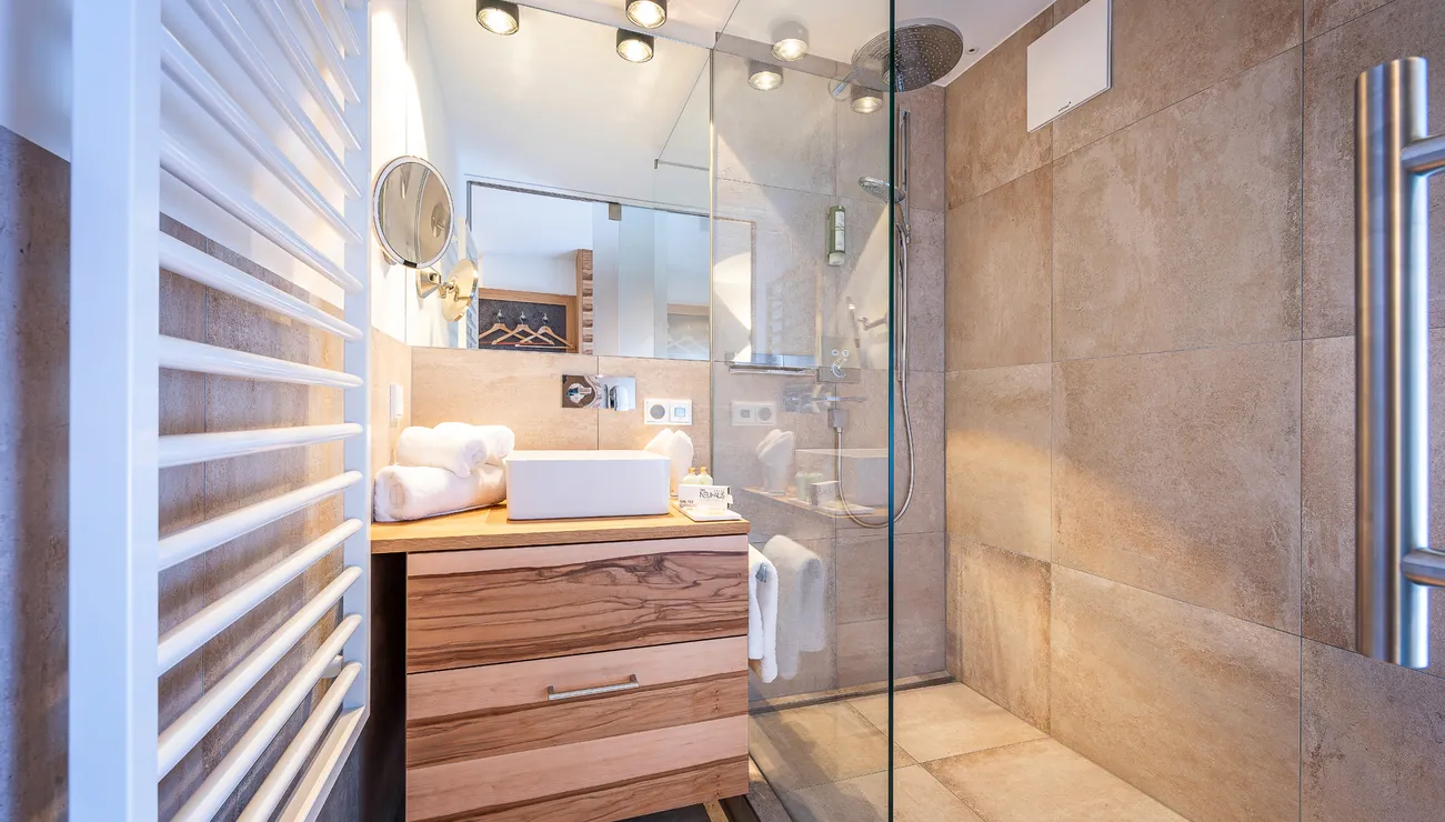 Modern eingerichtete Bäder in den Zimmern und Suiten