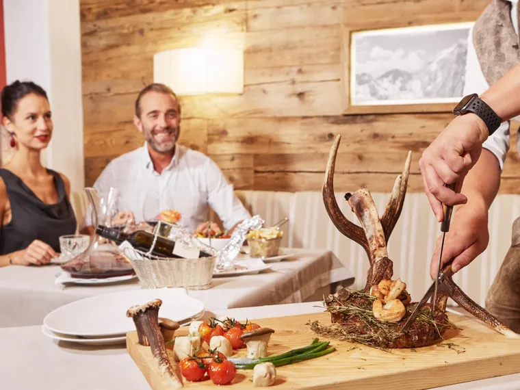 Paar im Restaurant im Hotel das Neuhaus
