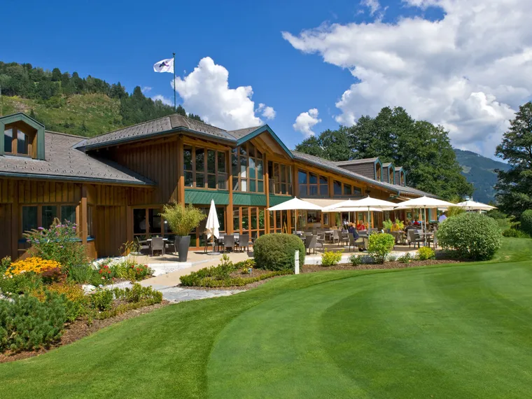 Entspannung nach einer Golfpartie im Golfclub