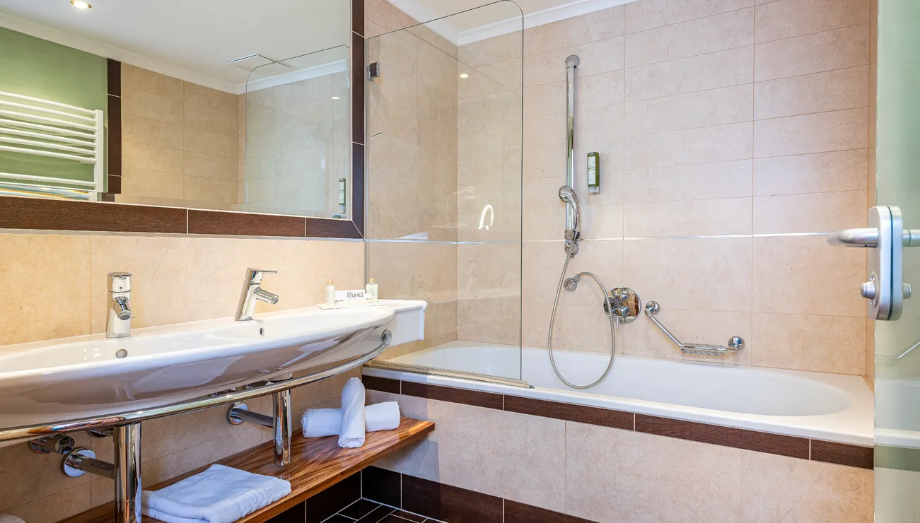 großzügiges Badezimmer in der Suite Deluxe Family im Hotel das Neuhaus