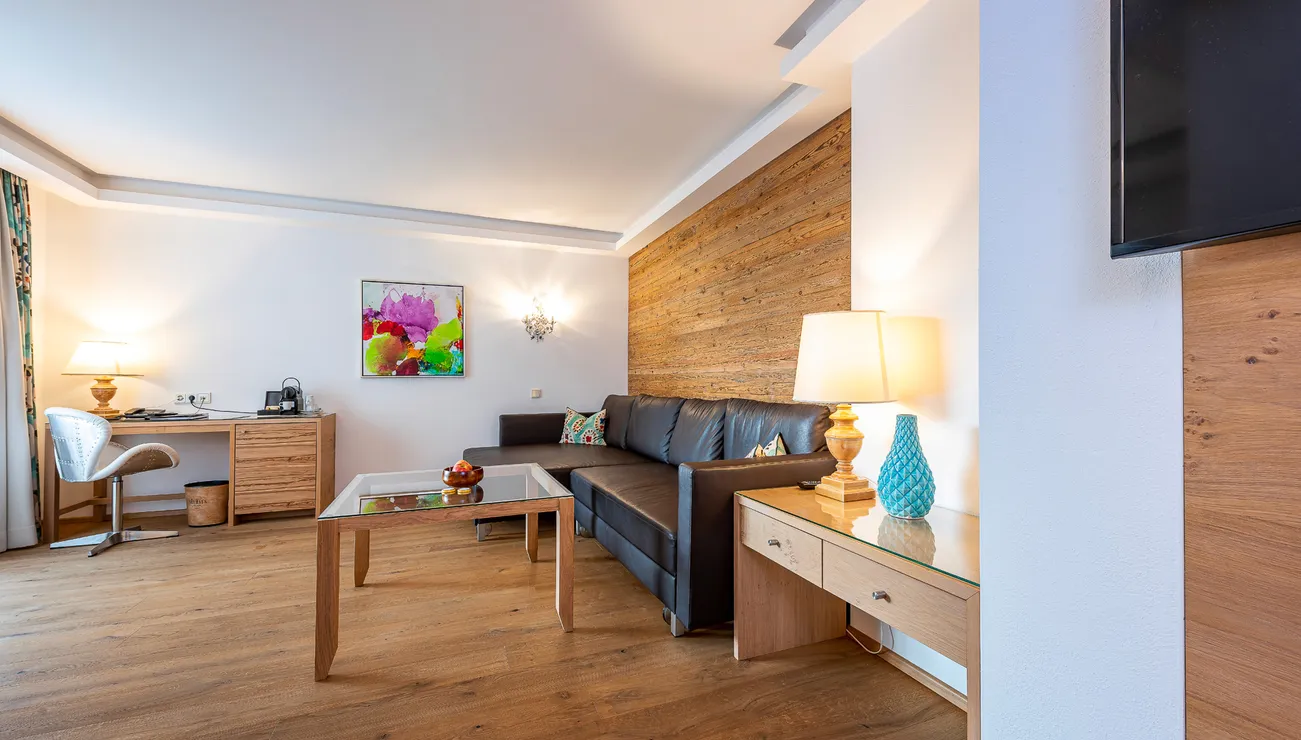 großer Wohnbereich in der Suite Deluxe Family 1 im Hotel das Neuhaus