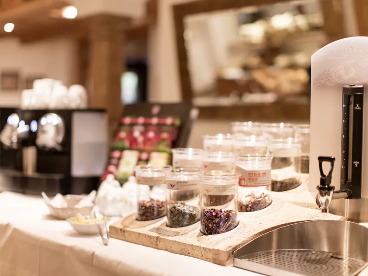 Tee Auswahl am Frühstücksbuffet im Hotel das Neuhaus