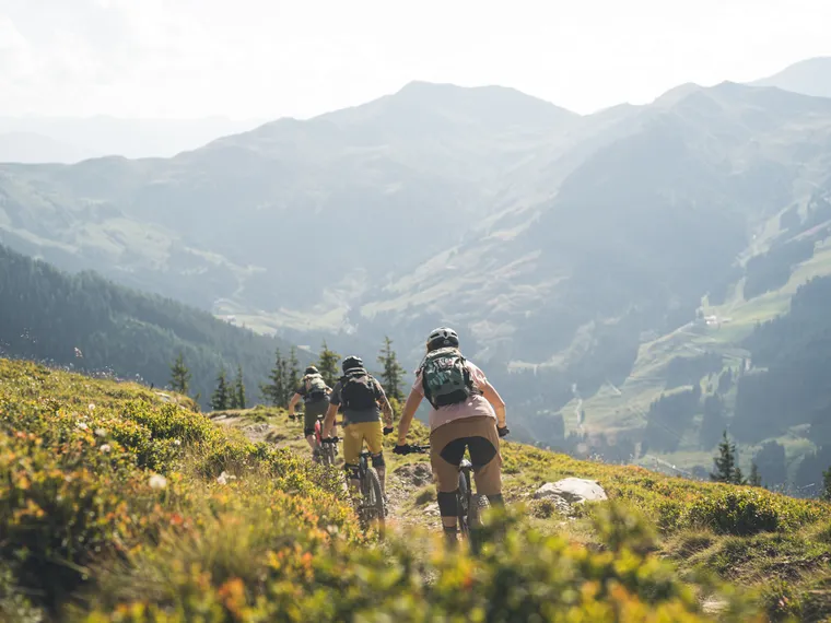 E-Biken mit Blick auf den Talschluss von Saalbach