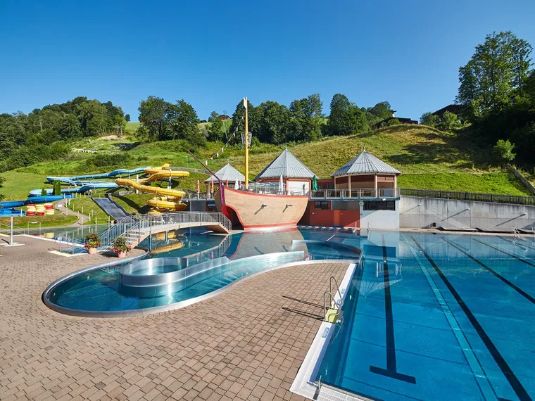 Freibad in den Bergen in Saalbach