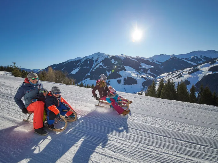 Rodeln im Winterurlaub in Saalbach