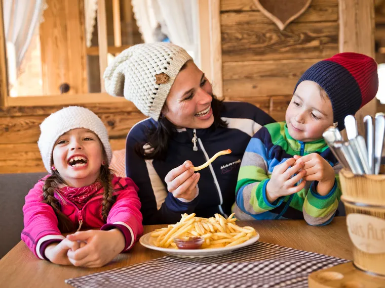 Familie auf der Alm im Skicircus Saalbach Hinterglemm Leogang Fieberbrunn 