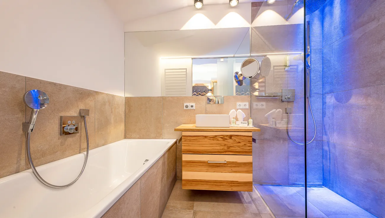 Badezimmer mit Badewanne im Familienappartement Bergblick im Hotel Neuhaus