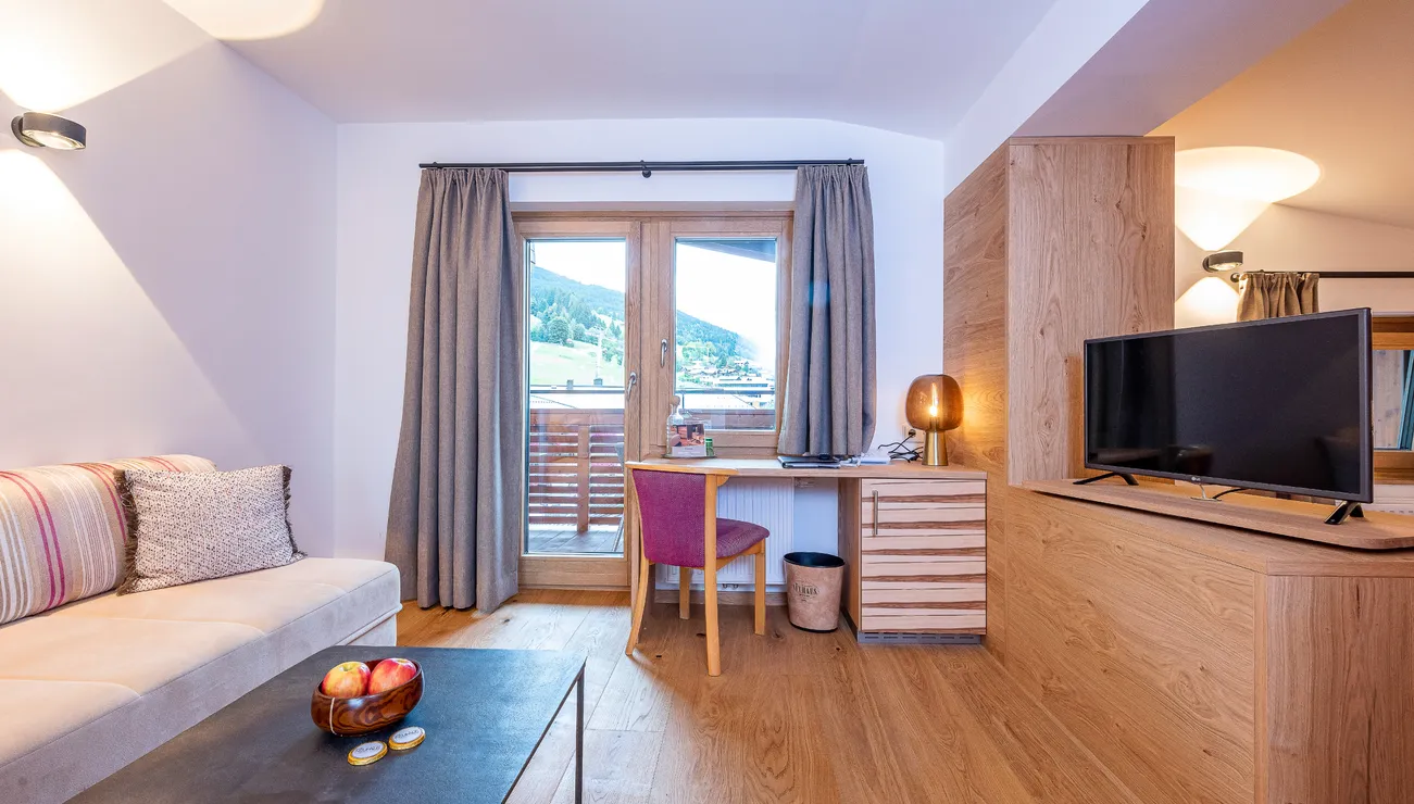 Wohnbereich der Juniorsuite Bergblick Family im Hotel das Neuhaus