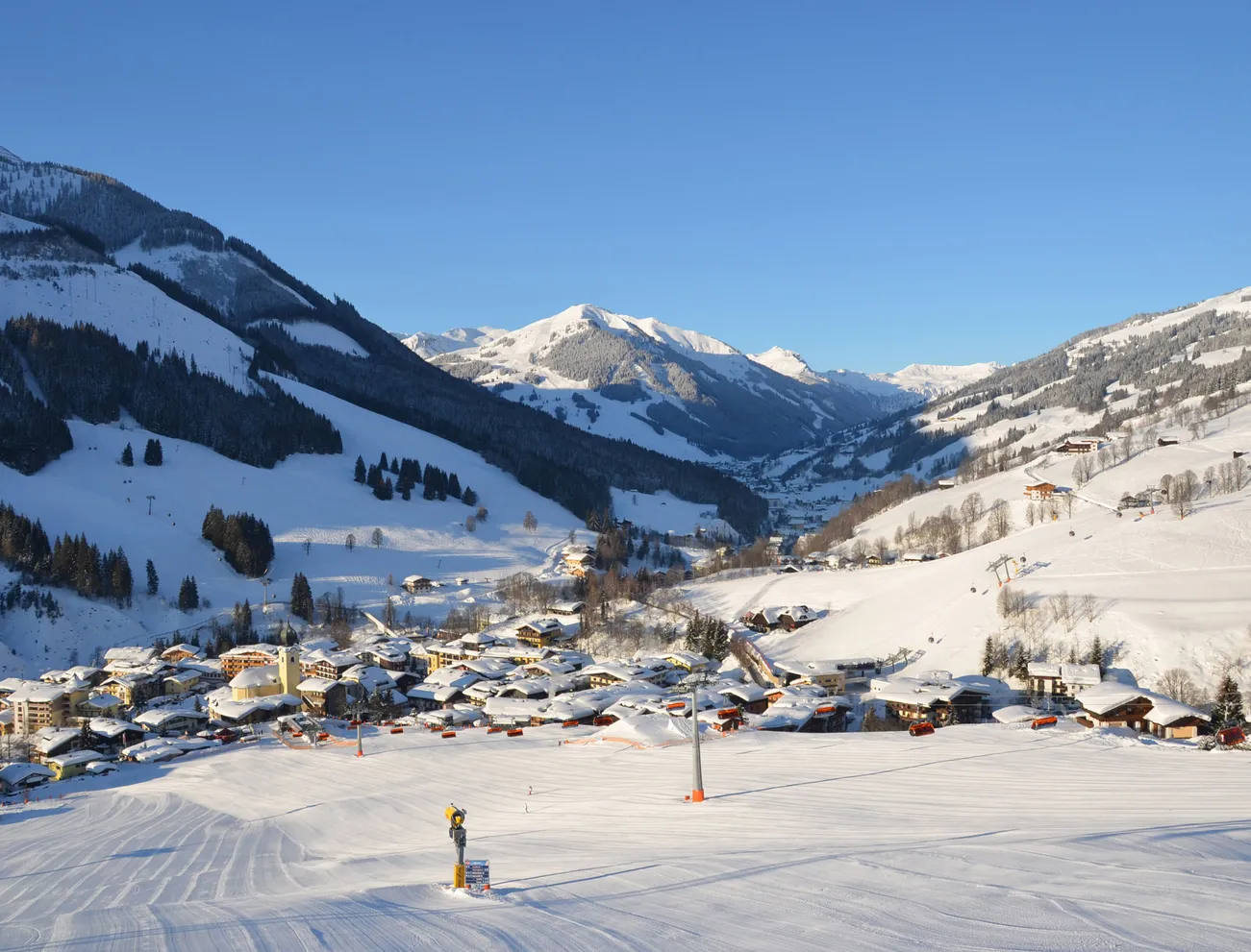 Blick auf das Ortszentrum von Saalbach Hinterglemm am Tag. Hier finden Sie aktuelle Restplätze und Angebote für Ihre Unterkunft im Das Neuhaus