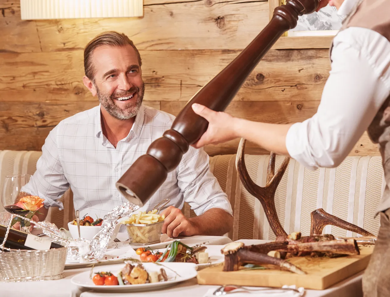 Mann im A la Carte Restaurant in Saalbach im Hotel das Neuhaus