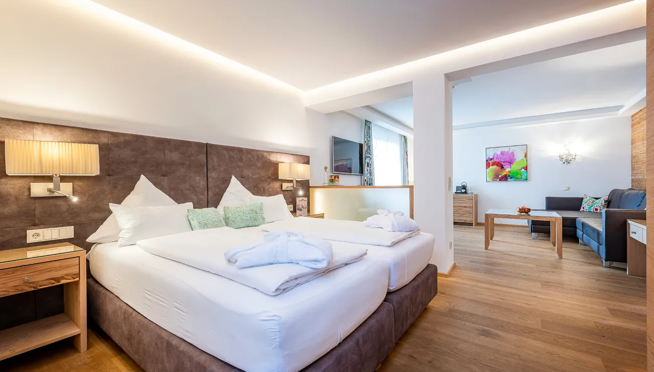großer Schlafbereich in der Suite Deluxe Family 1 im Hotel das Neuhaus