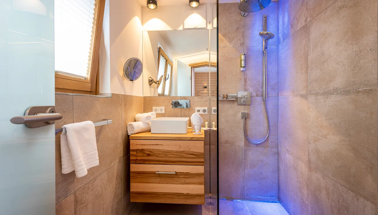 modernes Bad in der Juniorsuite Bergblick Family im Hotel das Neuhaus
