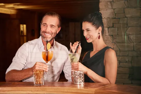 Pärchen an der Bar im 4 Sterne Superior Hotel DAS NEUHAUS