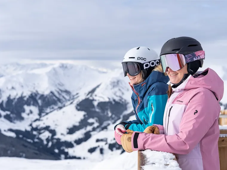 Skifahrer am Berg 