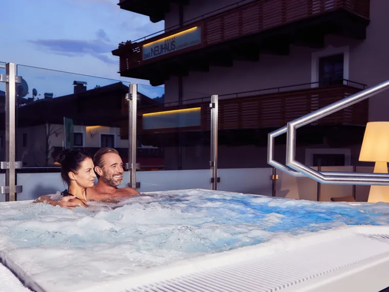 Pool am Abend im Hotel das Neuhaus