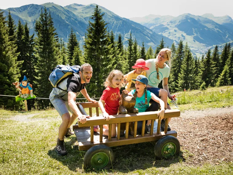 Spielstation auf einem Erlebnisberg