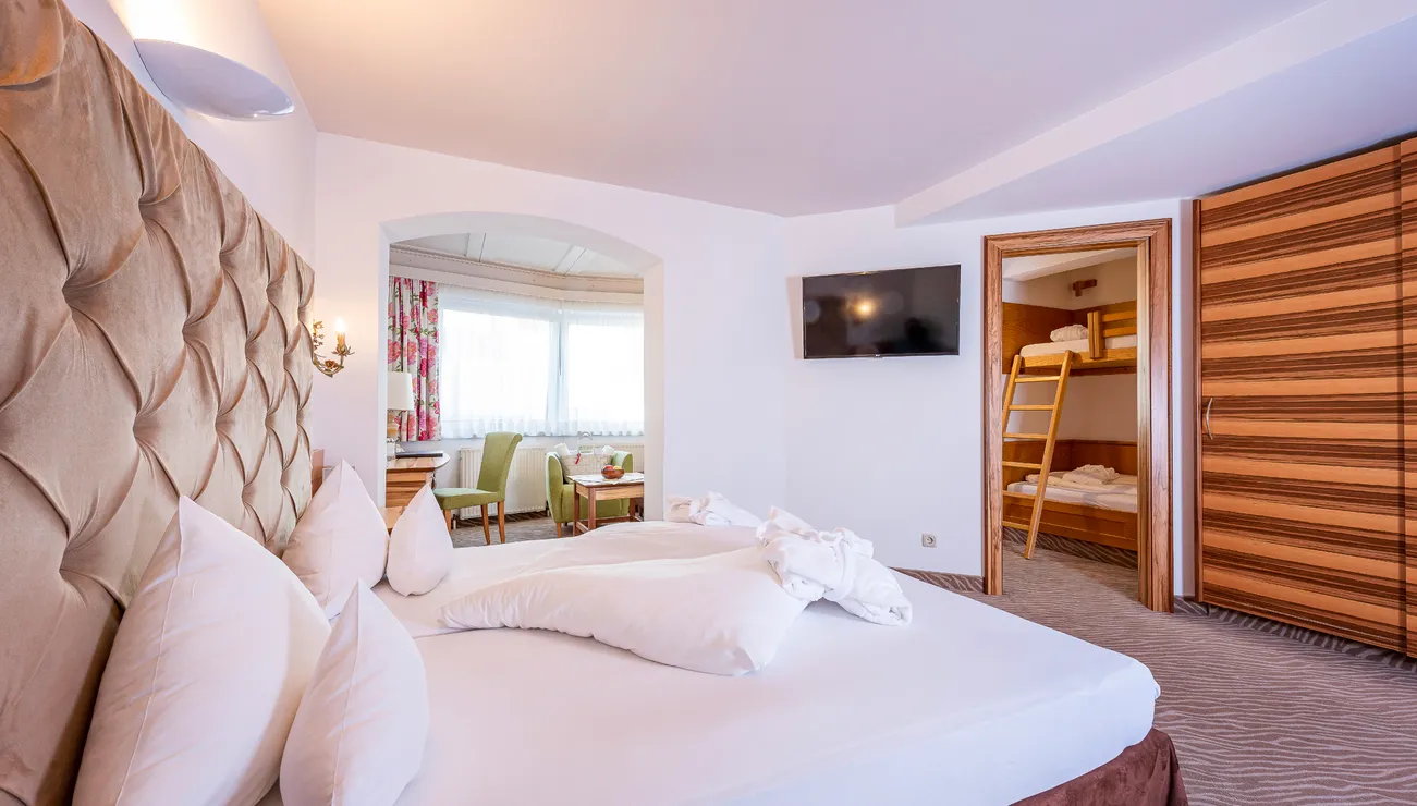 Schlafzimmer im Familienappartement Superior im Hotel das Neuhaus