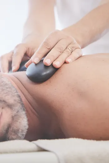 Anwendung mit Steinen in der Beauty & Relaxoase