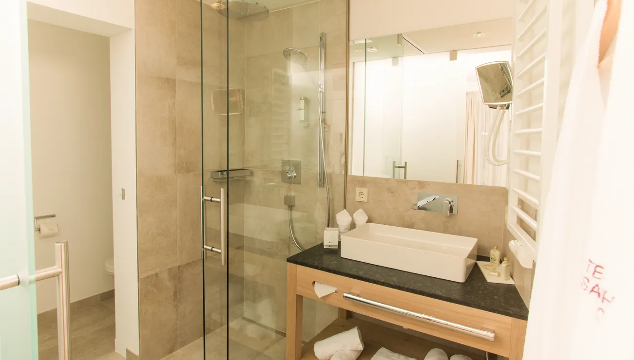 schönes Badezimmer im Doppelzimmer Superior im Hotel das Neuhaus