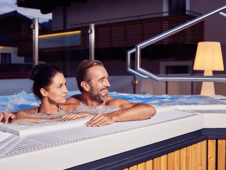 Paar im Pool im Hotel das Neuhaus 
