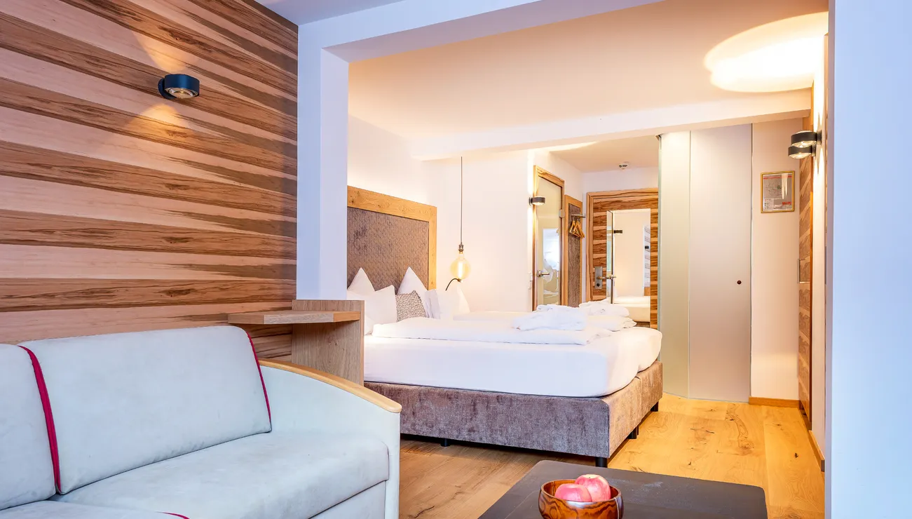 Wohnbereich in der Juniorsuite Bergblick Family im Hotel das Neuhaus 