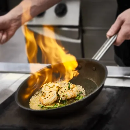 Koch im Restaurant im Hotel das Neuhaus am kochen