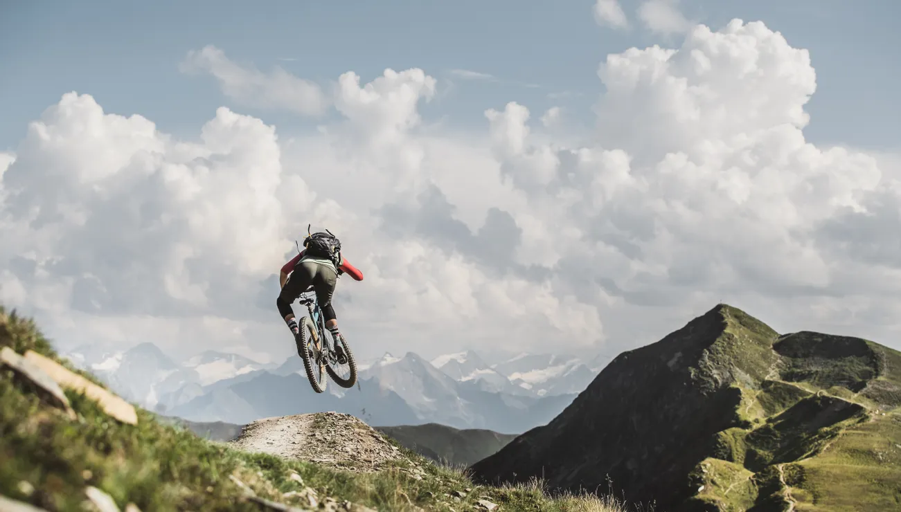 Sprung auf dem Bike den Bergen entgegen