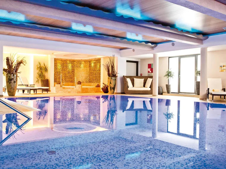 Hallenbad im Hotel das Neuhaus in Saalbach